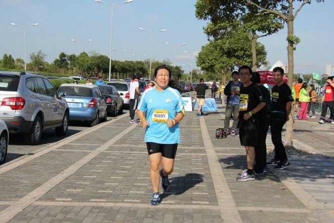 我们‘累瘫’在草坪用毅力为”2014滴水湖24小时慈善无间断接力跑”画上完美句号