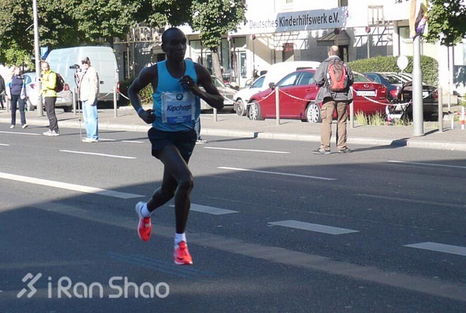 一个“新秀”一个“女王”——2014芝加哥马拉松男女冠军背后的故事