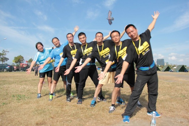 我们‘累瘫’在草坪用毅力为”2014滴水湖24小时慈善无间断接力跑”画上完美句号