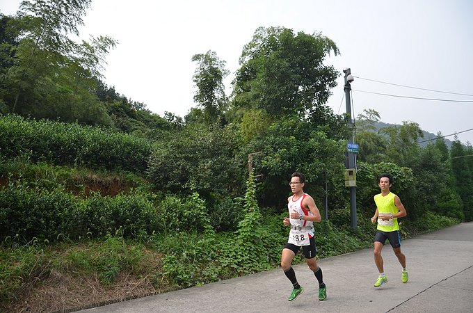 南北湖山地越野赛喜获个人第一，其他队员均收获奖牌