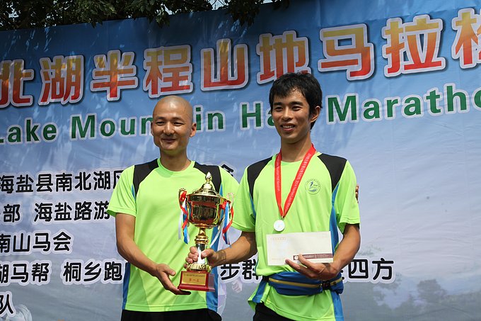 南北湖山地越野赛喜获个人第一，其他队员均收获奖牌