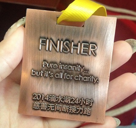 我们‘累瘫’在草坪用毅力为”2014滴水湖24小时慈善无间断接力跑”画上完美句号