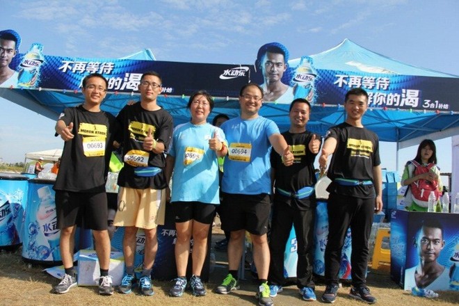 我们‘累瘫’在草坪用毅力为”2014滴水湖24小时慈善无间断接力跑”画上完美句号