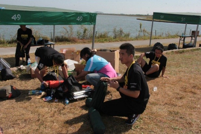 我们‘累瘫’在草坪用毅力为”2014滴水湖24小时慈善无间断接力跑”画上完美句号