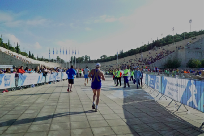 有一种泪流满面的坚持， 就在那雅典马拉松42.195公里