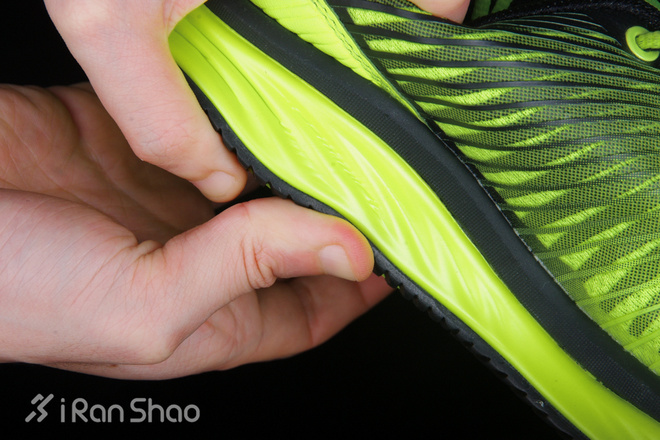 开箱 | 陆地巡洋舰——特步双向控震科技缓震跑鞋