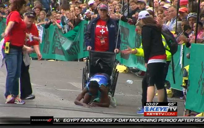 拒绝了上轮椅退赛，Hyvon Ngetich选择一步步爬完最后这段马拉松