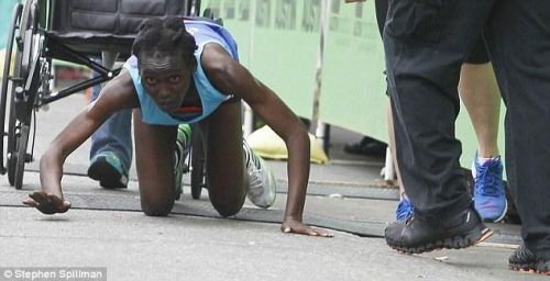 拒绝了上轮椅退赛，Hyvon Ngetich选择一步步爬完最后这段马拉松