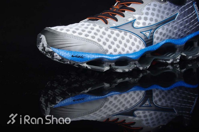 开箱 | Mizuno Wave Prophecy 4：全掌 ∞ 避震胖友福音