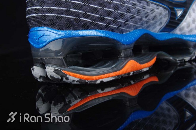 开箱 | Mizuno Wave Prophecy 4：全掌 ∞ 避震胖友福音