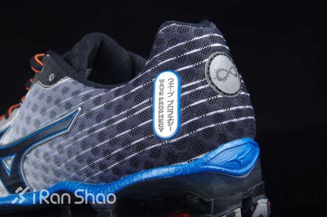 开箱 | Mizuno Wave Prophecy 4：全掌 ∞ 避震胖友福音