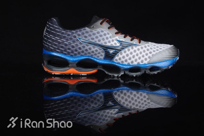 开箱 | Mizuno Wave Prophecy 4：全掌 ∞ 避震胖友福音