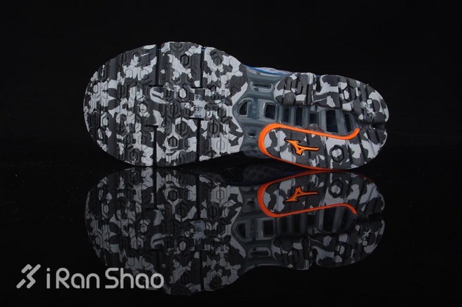 开箱 | Mizuno Wave Prophecy 4：全掌 ∞ 避震胖友福音