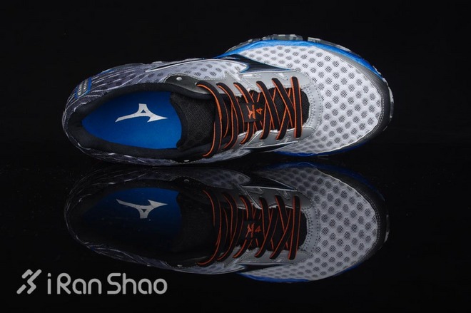 开箱 | Mizuno Wave Prophecy 4：全掌 ∞ 避震胖友福音