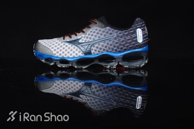 开箱 | Mizuno Wave Prophecy 4：全掌 ∞ 避震胖友福音