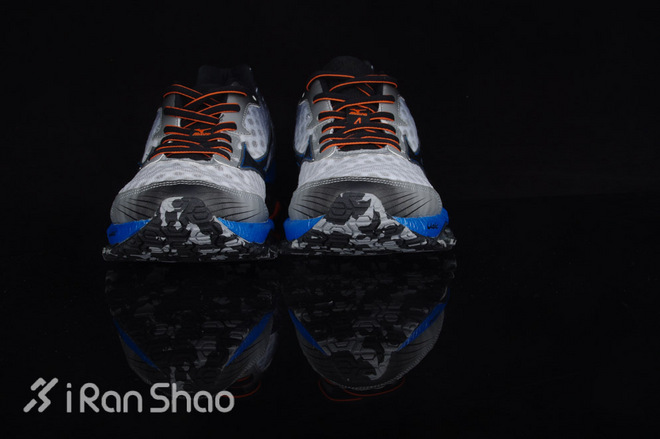 开箱 | Mizuno Wave Prophecy 4：全掌 ∞ 避震胖友福音