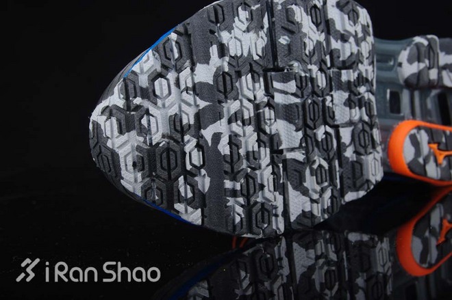 开箱 | Mizuno Wave Prophecy 4：全掌 ∞ 避震胖友福音