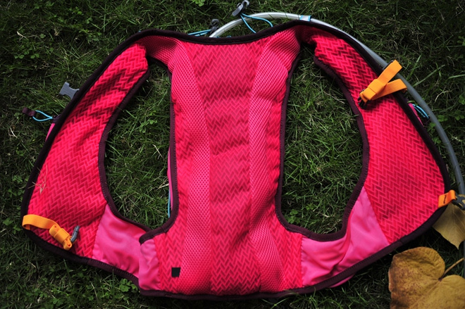 活跃山间的娇粉精灵——Nathan VaporAiress 轻量水袋背包测评