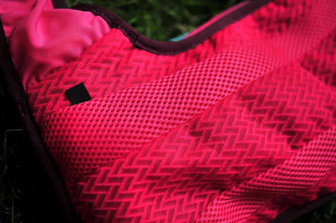 活跃山间的娇粉精灵——Nathan VaporAiress 轻量水袋背包测评