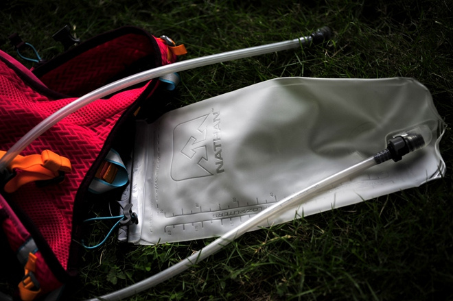 活跃山间的娇粉精灵——Nathan VaporAiress 轻量水袋背包测评