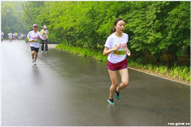 赛场见 | 8人2队，第一次参加马拉松接力赛