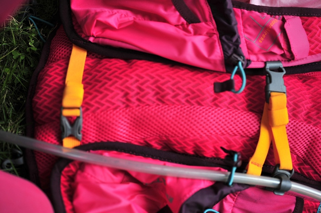 活跃山间的娇粉精灵——Nathan VaporAiress 轻量水袋背包测评