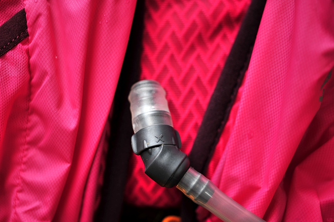 活跃山间的娇粉精灵——Nathan VaporAiress 轻量水袋背包测评