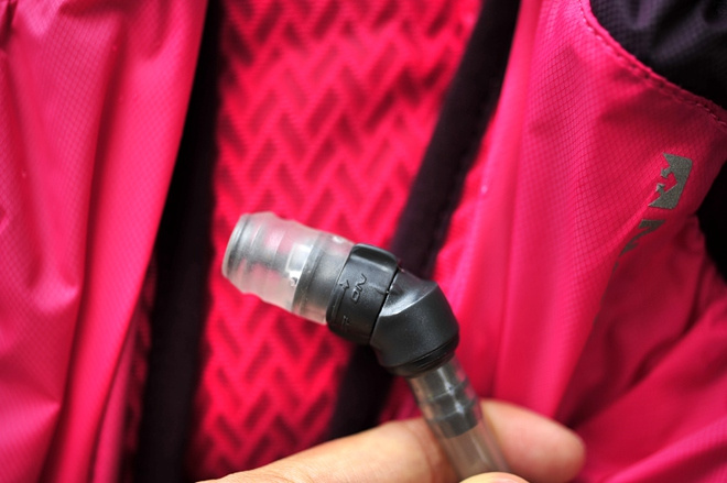 活跃山间的娇粉精灵——Nathan VaporAiress 轻量水袋背包测评