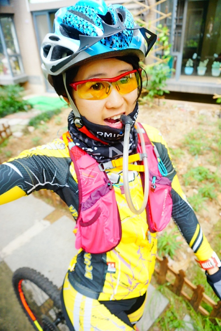 活跃山间的娇粉精灵——Nathan VaporAiress 轻量水袋背包测评