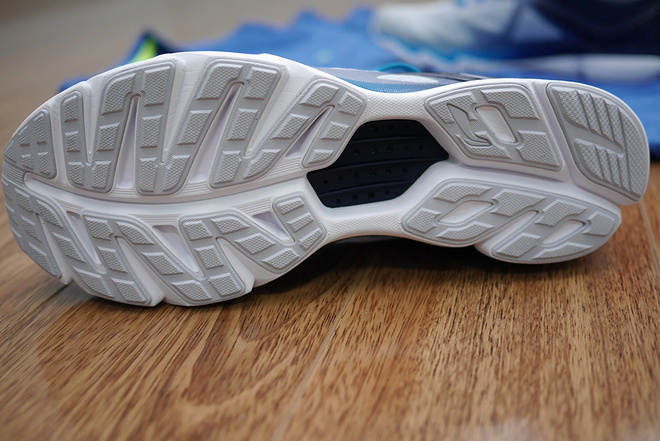 破茧化蝶——李宁超轻12代测评