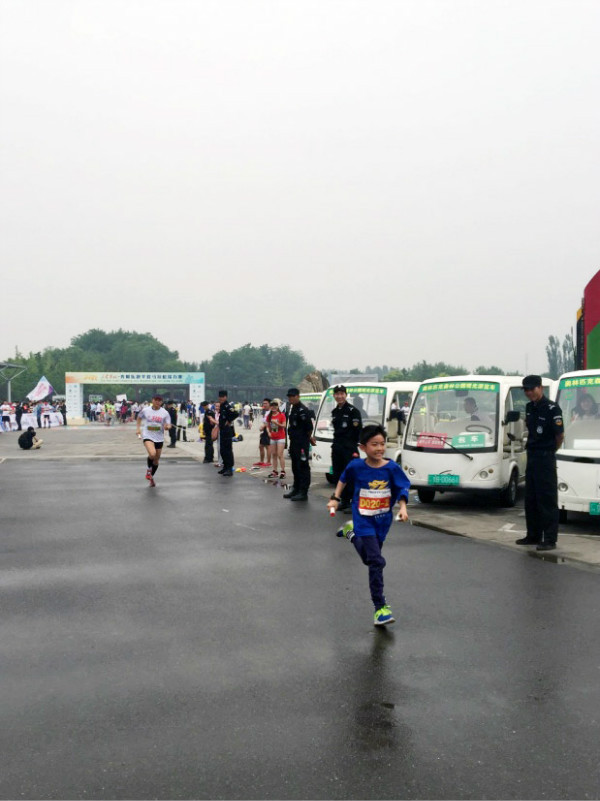 赛场见 | 8人2队，第一次参加马拉松接力赛