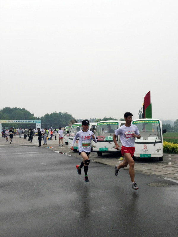 赛场见 | 8人2队，第一次参加马拉松接力赛
