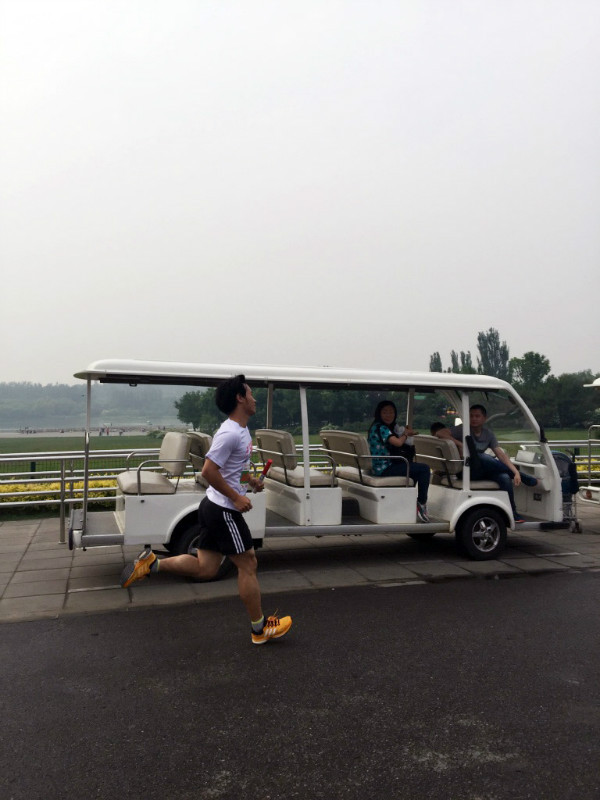 赛场见 | 8人2队，第一次参加马拉松接力赛