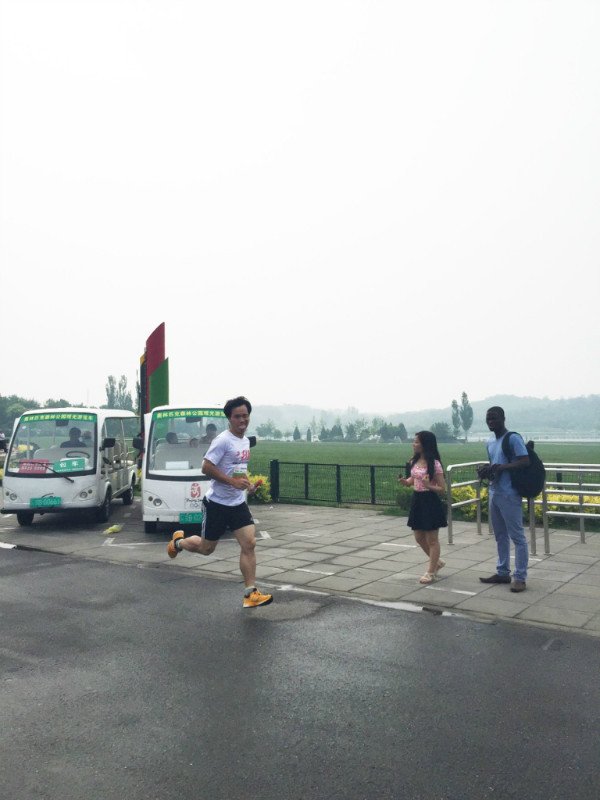 赛场见 | 8人2队，第一次参加马拉松接力赛