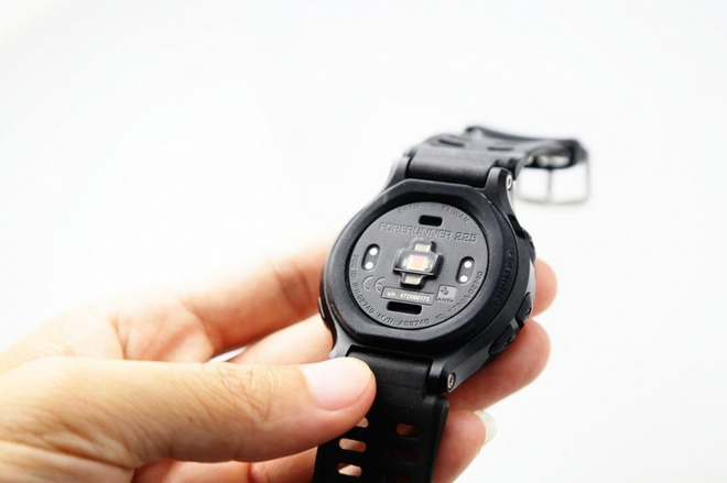 綠光四射的Garmin Forerunner 225光學心率錶Quick View