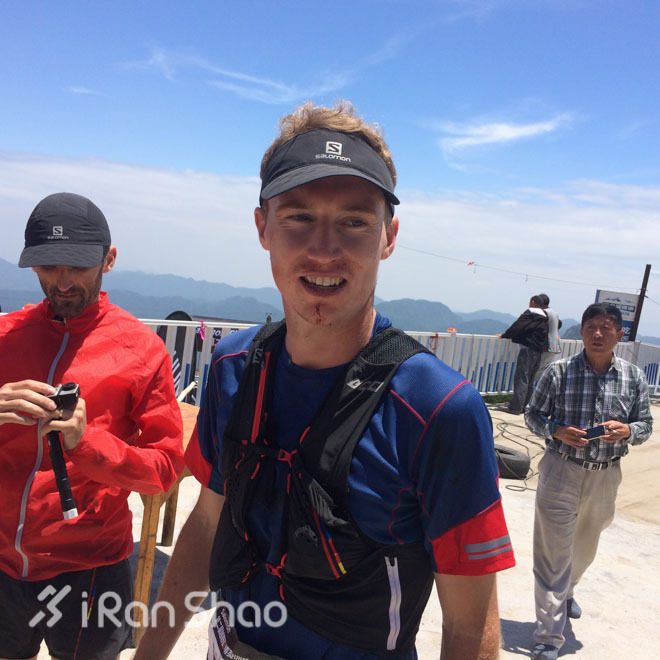 前线 | Salomon 训练营 41 人奔袭括苍 49 公里