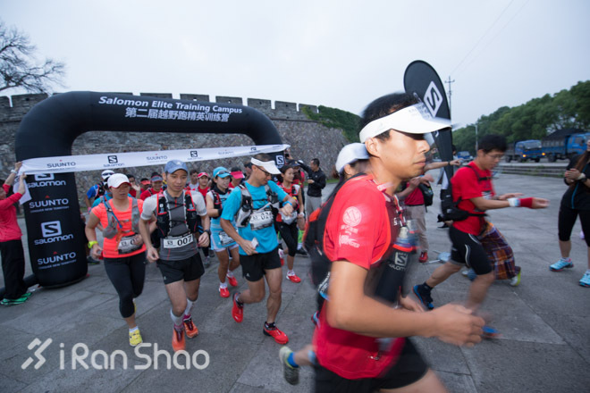 前线 | Salomon 训练营 41 人奔袭括苍 49 公里