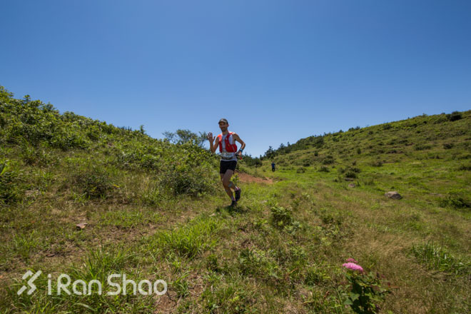 前线 | Salomon 训练营 41 人奔袭括苍 49 公里