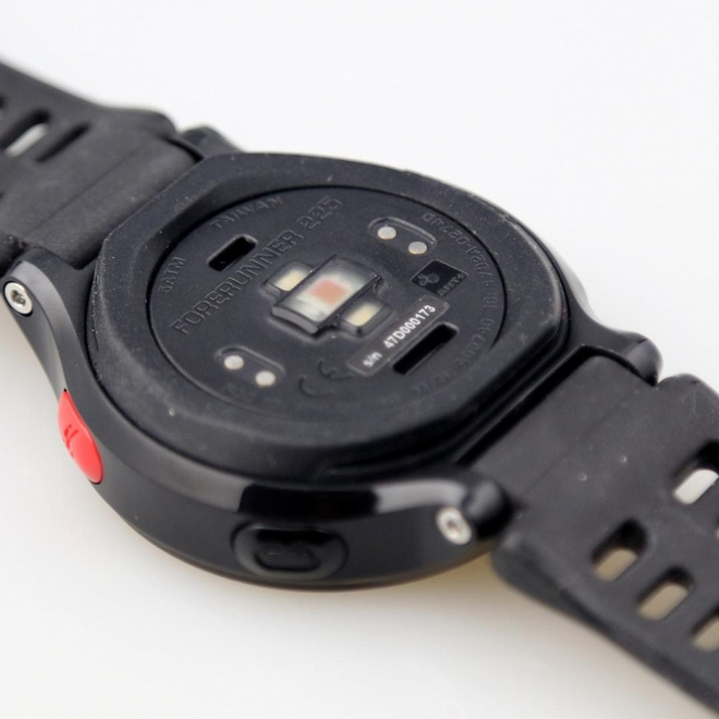 綠光四射的Garmin Forerunner 225光學心率錶Quick View