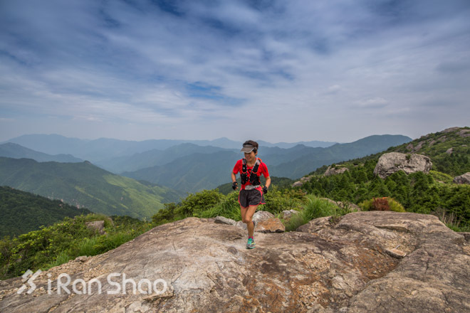 前线 | Salomon 训练营 41 人奔袭括苍 49 公里