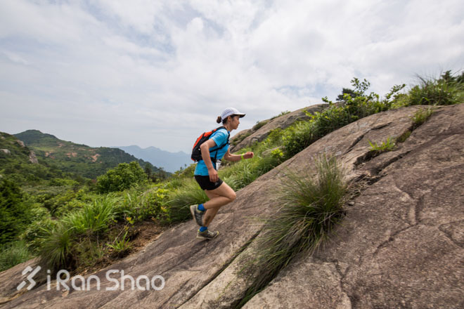 前线 | Salomon 训练营 41 人奔袭括苍 49 公里