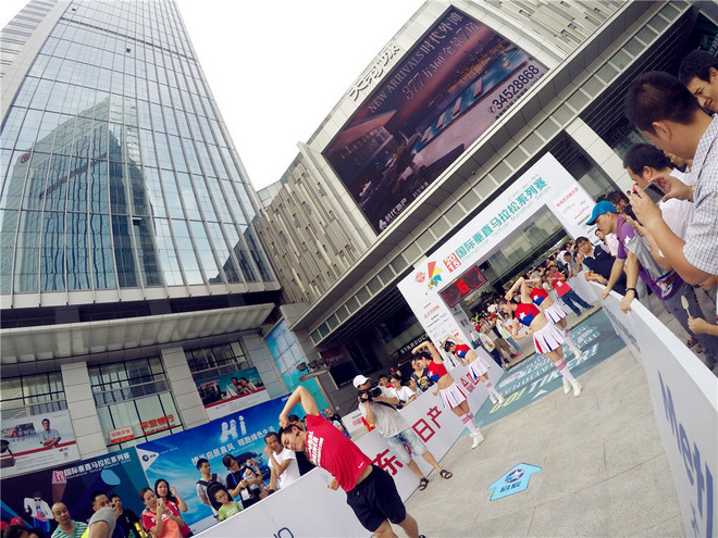 追追赶赶 在高处凝望世界流动——记第二场垂直马拉松