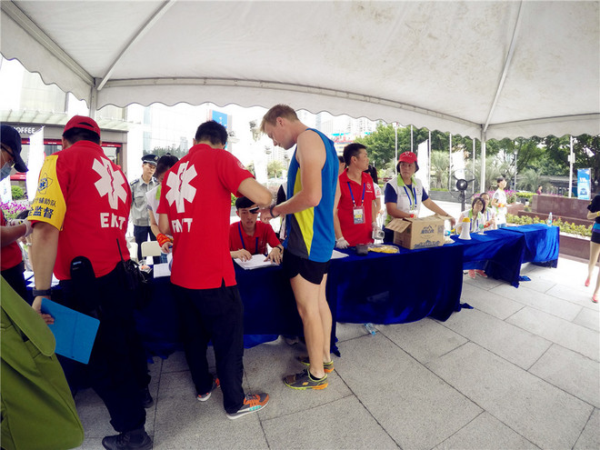 追追赶赶 在高处凝望世界流动——记第二场垂直马拉松