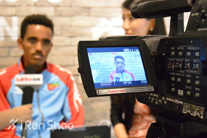 冠军面对面，两条不同的轨迹