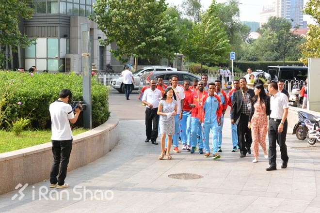 冠军面对面，两条不同的轨迹