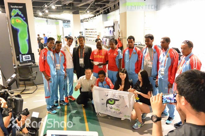 冠军面对面，两条不同的轨迹