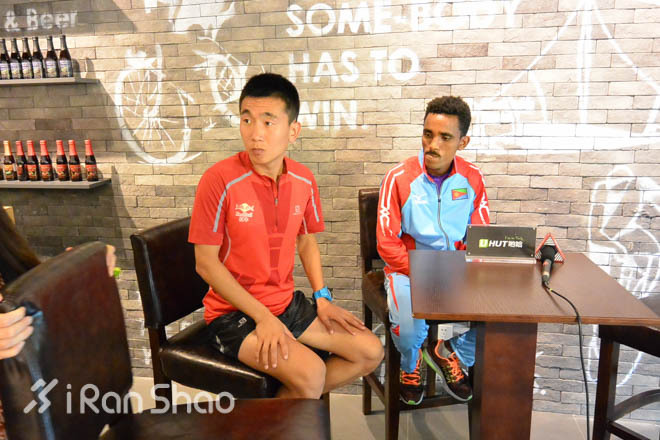 冠军面对面，两条不同的轨迹