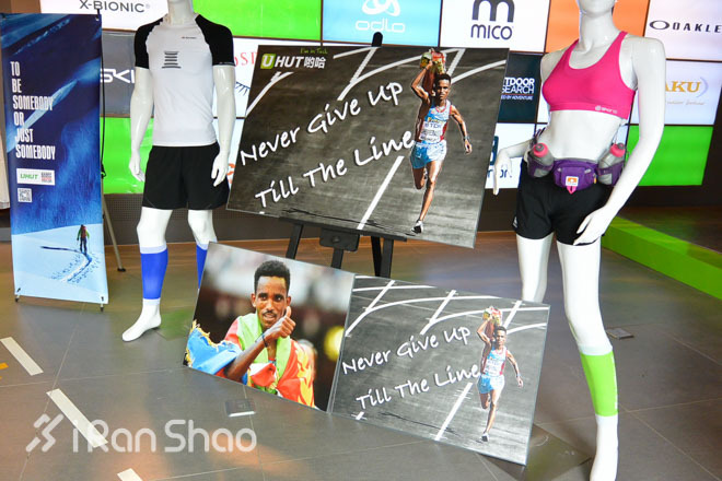 冠军面对面，两条不同的轨迹