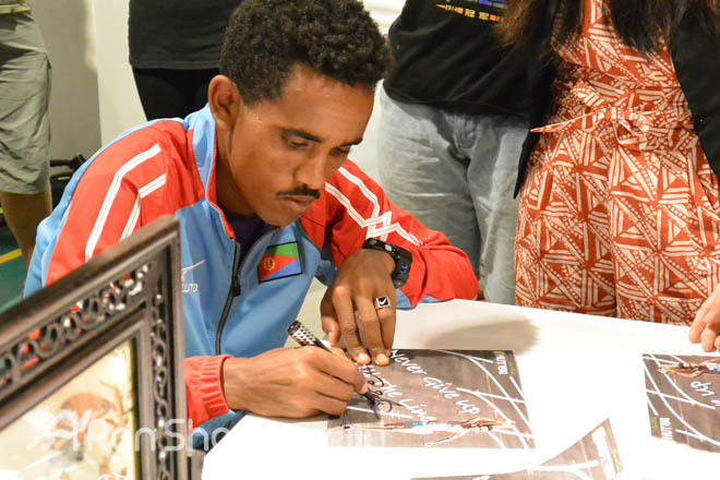 冠军面对面，两条不同的轨迹