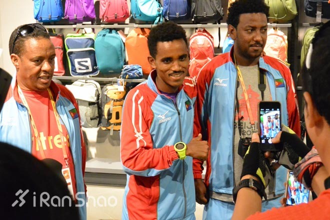 冠军面对面，两条不同的轨迹